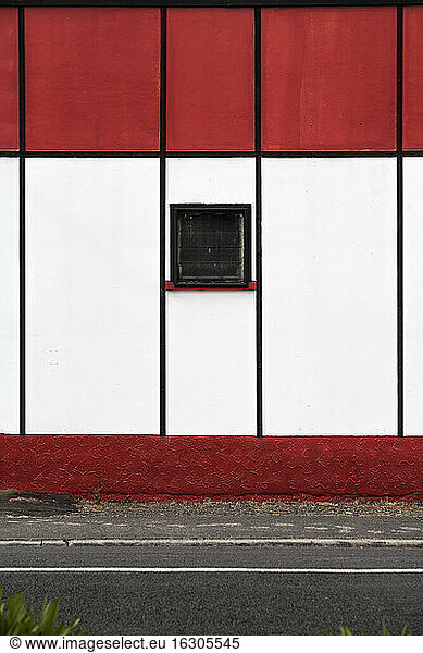 Neuseeland  Ngatea  rot-weiße Fassade  Teilansicht