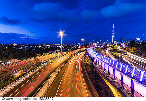 Neuseeland  Nordinsel  Auckland City  Stadtstraße bei Nacht