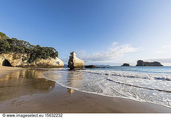 Neuseeland  Nordinsel  Waikato  Lächelnder Sphinxfelsen und natürlicher Bogen in Cathedral Cove