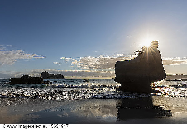 Neuseeland  Nordinsel  Waikato  Silhouette des lächelnden Sphinxfelsen bei Sonnenuntergang