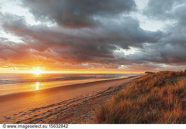 Neuseeland  Nordinsel  Waikato  Waihi Beach  malerischer Blick auf den Strand bei Sonnenuntergang