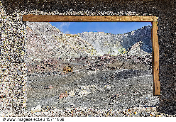 Neuseeland  Nordinsel  Whakatane  Fensterrahmen einer zerstörten Schwefelmine auf White Island (Whakaari)
