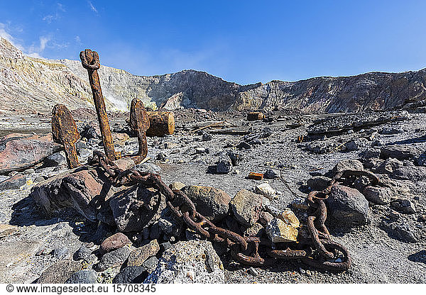 Neuseeland  Nordinsel  Whakatane  Rostiger Anker und Überreste einer Schwefelmine auf White Island (Whakaari)