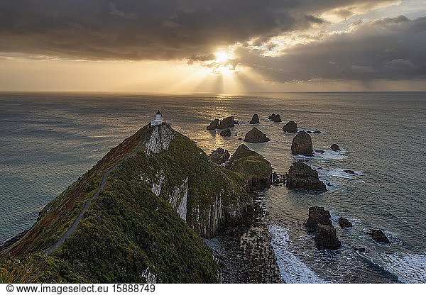 Neuseeland  Otago  Lange Exposition des Nugget Point bei launischem Sonnenaufgang