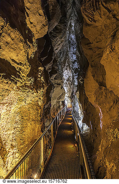 Neuseeland  Ozeanien  Nordinsel  Waitomo-Höhlen  Ruakuri-Höhle  Schmaler Gehweg und Kalksteinformationen in der Höhle