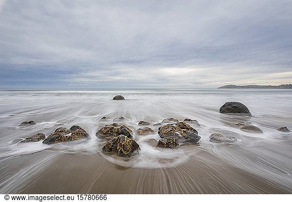 Neuseeland  Ozeanien  Südinsel  Southland  Hampden  Otago  Moeraki  Koekohe Beach  Moeraki Boulders Beach  Moeraki Boulders  Runde Steine am Strand