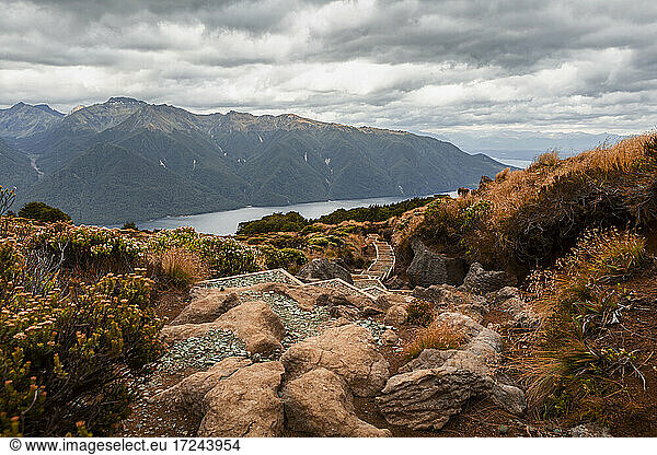 Neuseeland  Südinsel  Fiordland National Park  Wanderweg in den Bergen um den Fjord