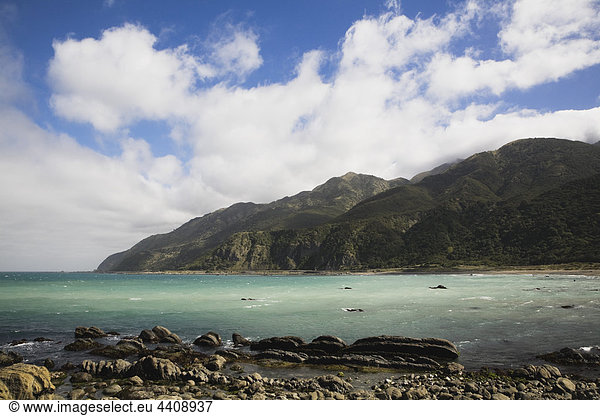 Neuseeland  Südinsel  Kaikoura  Canterburg  Blick auf den Südpazifik mit Berg