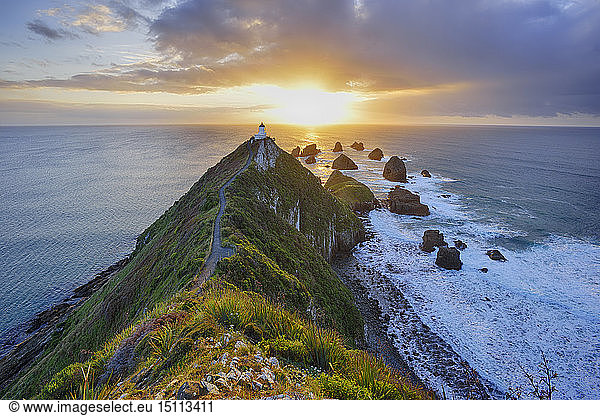 Neuseeland  Südinsel  Southern Scenic Route  Catlins  Nugget Point Leuchtturm bei Sonnenaufgang