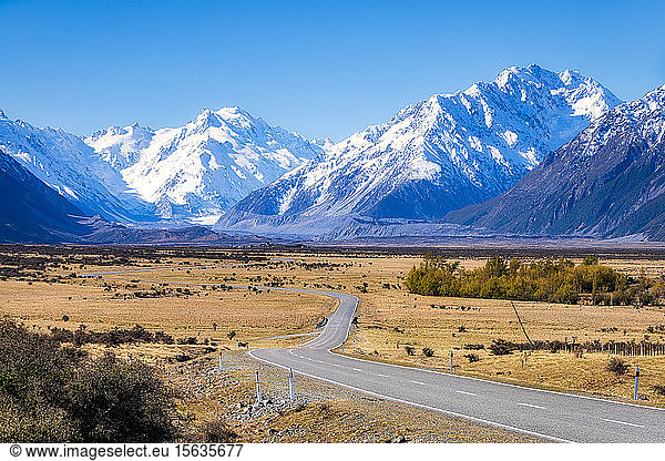 Neuseeland  Südinsel  Starlight Highway in Richtung schneebedeckter Berge