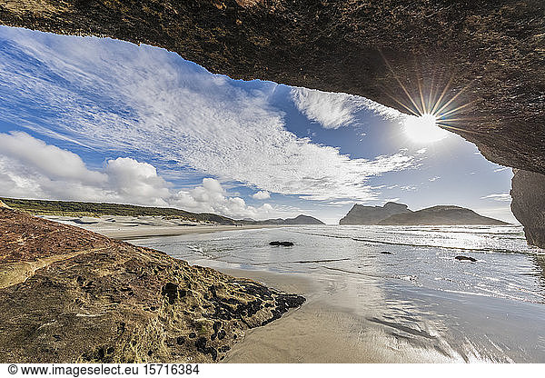 Neuseeland  Südinsel  Tasmanien  Höhle am Wharariki Beach