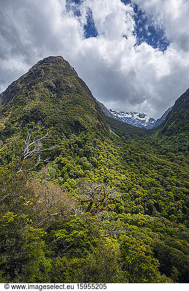 Neuseeland  Southland  Landschaftsansicht von Mount Christina und Mount Crosscut vom Pops View Lookout aus gesehen