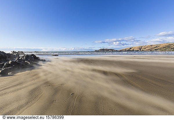 Neuseeland  Verschwommene Bewegung der Wellen am Sandstrand von Nugget Point
