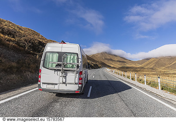 Neuseeland Wohnmobil fahren auf dem State Highway 8 im Lindis Pass