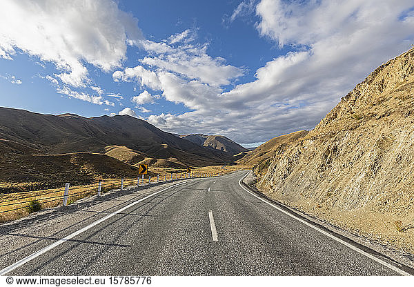Neuseeland  Wolken über dem leeren State Highway 8 im Lindis Pass