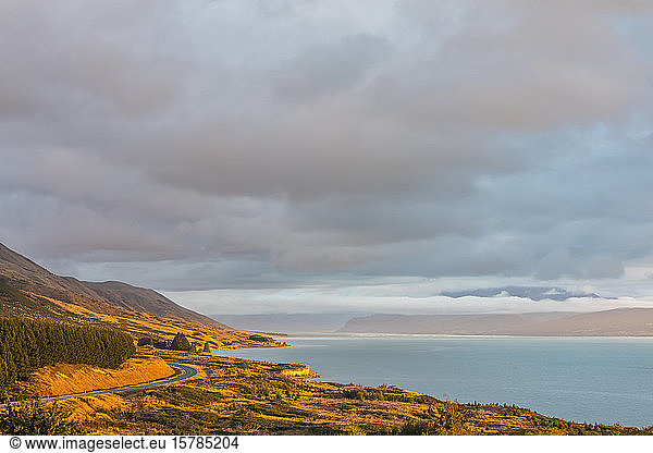 Neuseeland  Wolken über dem neuseeländischen State Highway 80  der sich entlang des Ufers des Pukaki-Sees erstreckt