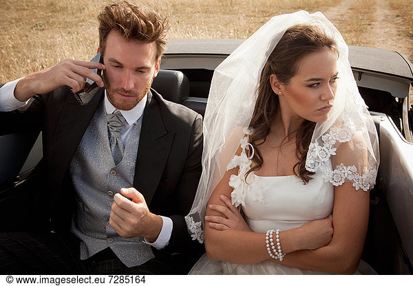 Neuvermähltes Paar streitet sich im Auto
