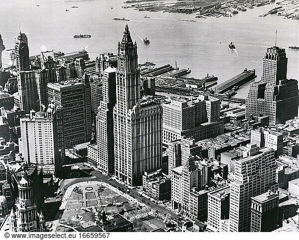 New York  New York  April  1953
Das sechzig Stockwerke hohe Woolworth-Gebäude vierzig Jahre nach seiner Einweihung  rechts oben das Gebäude der New York Telephone Company und links im Vordergrund das Rathaus und der City Hall Park.