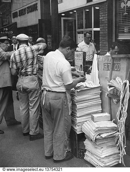 New York  New York: ca. 1938 Ein Zeitungsstand in New York City.