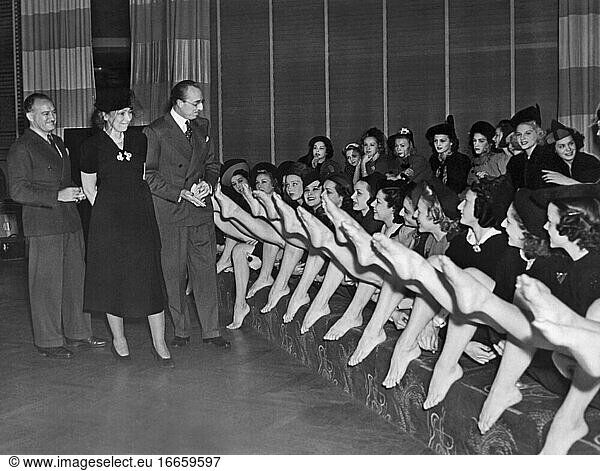 New York  New York  16. März 1938
Die bekannten Künstler McClelland Barclay  Nevsa McNein und Dean Cornwell beurteilen die Showgirls im International Casino während des Schönheitswettbewerbs für Gesicht und Füße  an dem zahlreiche Schönheiten teilnehmen
