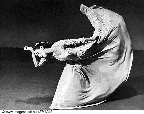 New York  New York: 30. März 1945 Ein Pressefoto von Barbara Morgan´s ikonischem Bild von Martha Graham´s Tanzserie  ´Letter to the World´ (Kick)  basierend auf dem Liebesleben der amerikanischen Dichterin Emily Dickinson.