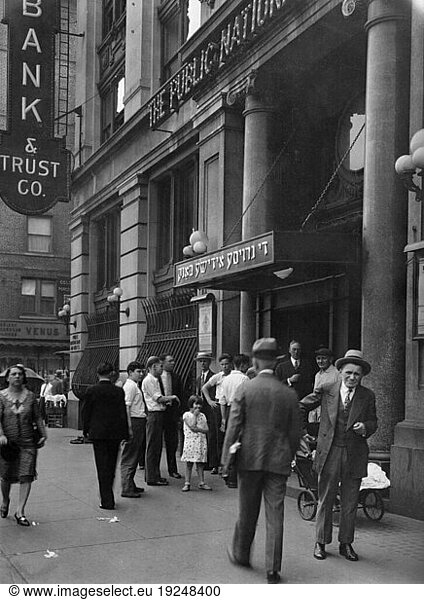 New York (USA) 
Jewish Quarter (Lower East Side). Street since in front of a bank (The Public National Bank (?) ). Photo  undated (1930s?).