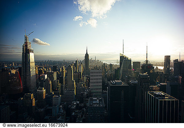 New Yorker Gebäude bei Sonnenuntergang  Vereinigte Staaten