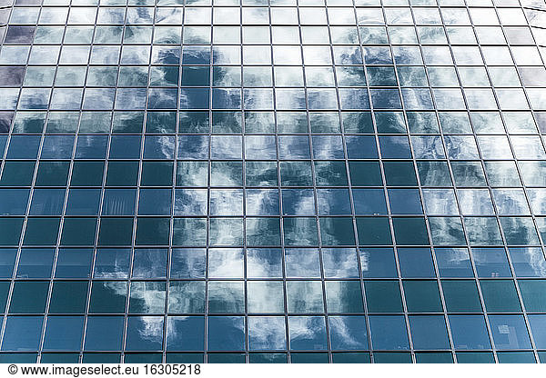 New Zealand  Auckland  facade of skyscraper with reflection of clouds  partial view