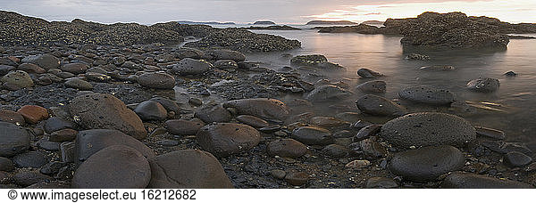 New Zealand  North Island  Coromandel peninsula  Stony shore at twilight