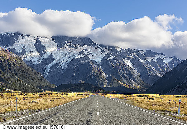 New Zealand  Oceania  South Island  Canterbury  Ben Ohau  Southern Alps (New Zealand Alps)  Mount Cook National Park  Mount Cook Road and Aoraki / Mount Cook  Empty road in mountain landscape