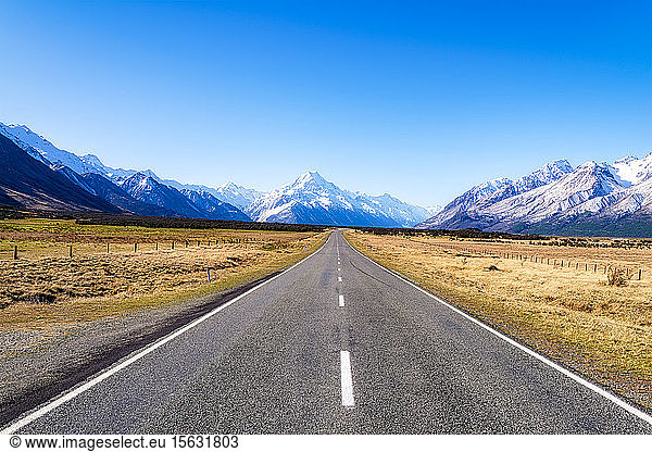 New Zealand  South Island  Diminishing perspective of Starlight Highway towards snowcapped mountains