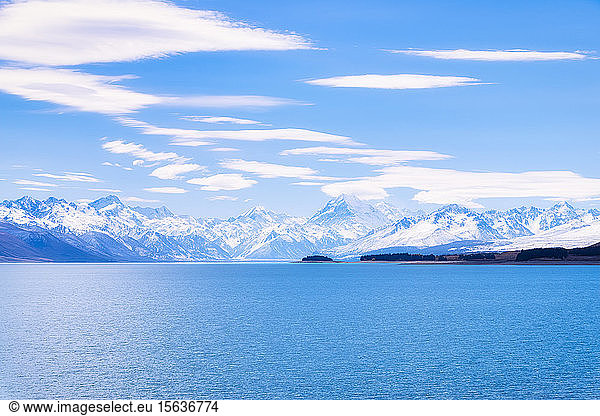 New Zealand  South Island  Scenic mountainous landscape of Lake Pukaki