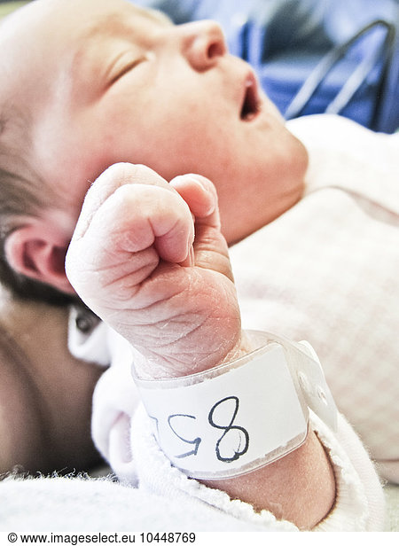 newborn with bracelet numbered