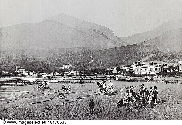 Newcastle  Grafschaft Down  Nordirland. The Strand und Slieve Donard  hier im 19. Jahrhundert. Aus Around The Coast  An Album of Pictures from Photographs of the Chief Seaside Places of Interest in Great Britain and Ireland  veröffentlicht in London  1895  von George Newnes Limited.