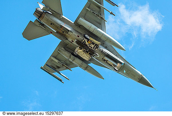 Niederländisches F-16-Kampfflugzeug  das an der NATO-Übung Frysian flag teilnimmt  Tiefwinkel gegen blauen Himmel  Niederlande