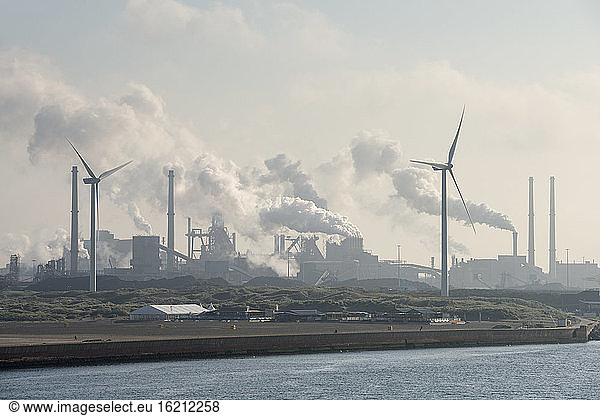 Niederlande  Amsterdam  Blick auf das Tata-Stahlwerk an der Nordseeküste