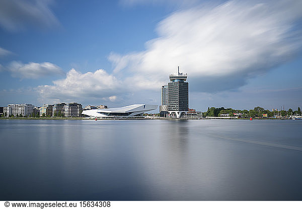 Niederlande  Amsterdam  Große Wolken über der Skyline der Stadt am Wasser