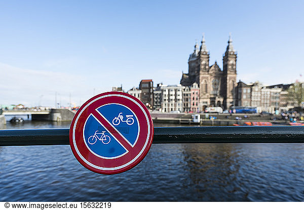 Niederlande  Amsterdam  Kein Fahrradschild am GelÃ?nder hÃ?ngt mit der Basilika Sankt Nikolaus im Hintergrund