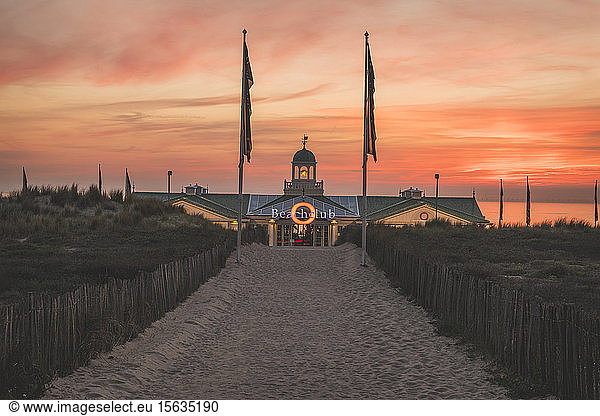 Niederlande  Süd-Holland  Noordwijk  Beach Club bei Sonnenuntergang