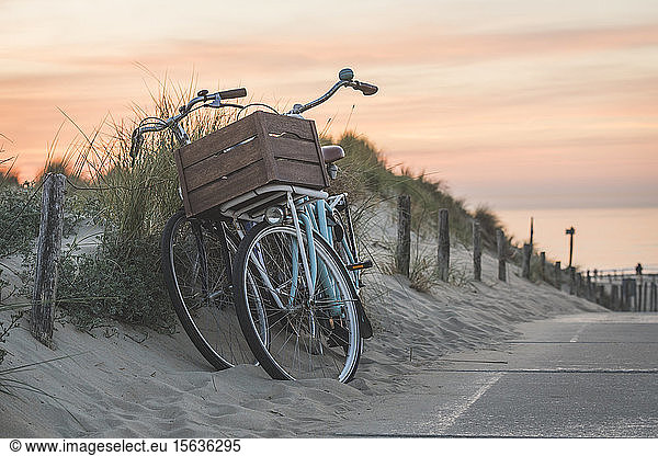 Niederlande  Süd-Holland  Noordwijk  Fahrräder am Sandstrand bei Sonnenuntergang