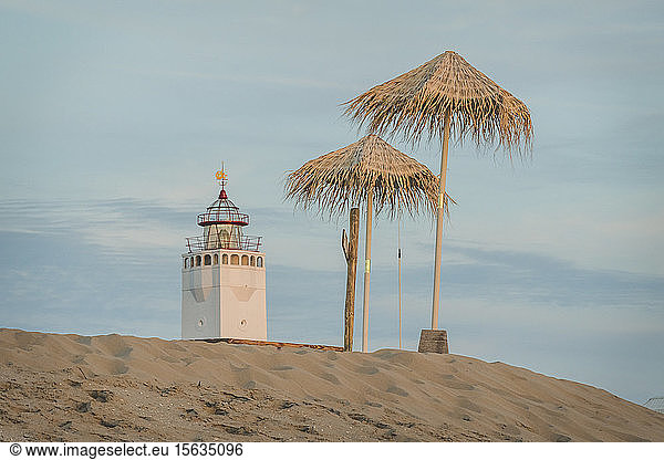 Niederlande  Süd-Holland  Noordwijk  Leuchtturm und Sonnenschirme am Sandstrand