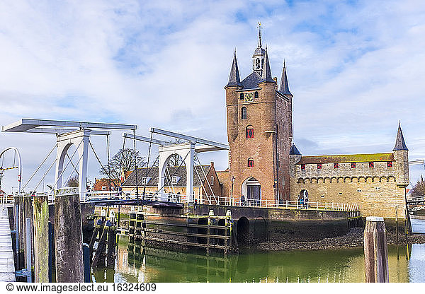 Niederlande  Zeeland  Schouwen-Duiveland  Zierikzee  Zuidhavenpoort  Oude Haven  Stadttor und Brücke