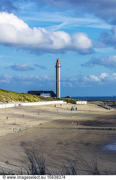 Niederlande  Zeeland  Westkapelle  Leuchtturm und Sandstrand