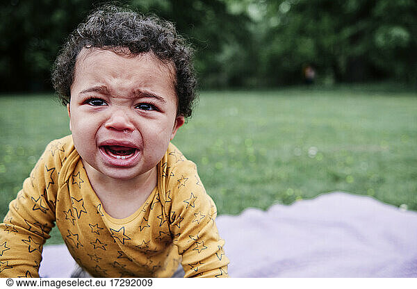 Niedlicher weinender Junge im Park