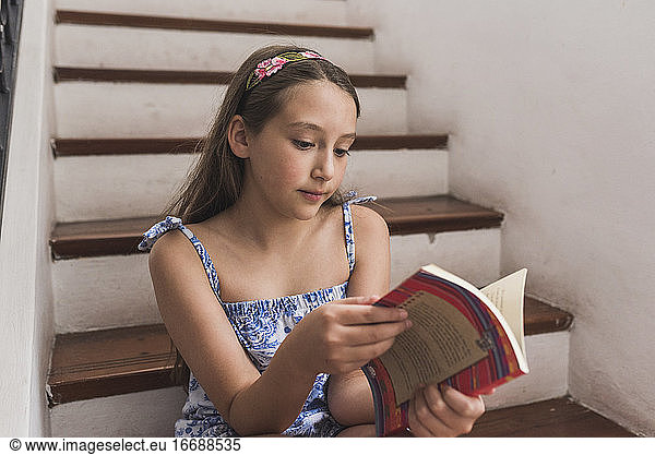 Niedliches kleines Mädchen liest eine Geschichte