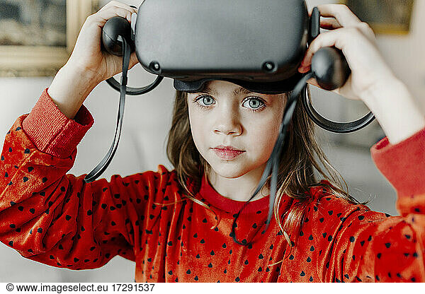 Niedliches Mädchen trägt Virtual-Reality-Simulator