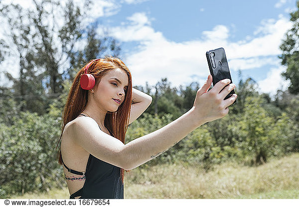 Niedliches rothaariges Mädchen macht ein Selfie