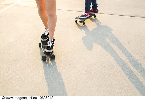 niedrig Anschnitt Freundschaft Skateboardanlage Skateboarding