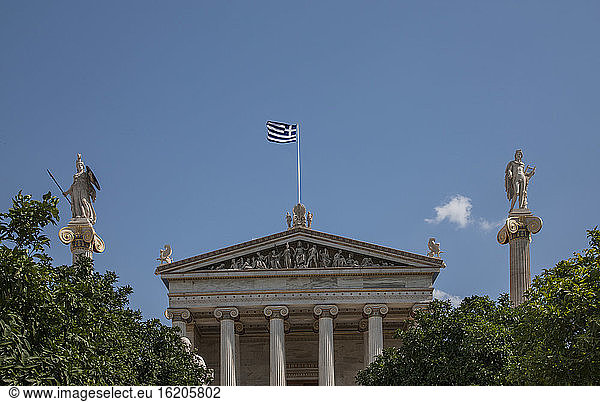 Niedriger Blickwinkel auf die griechische Flagge über der Akademie von Athen  Athen  Griechenland