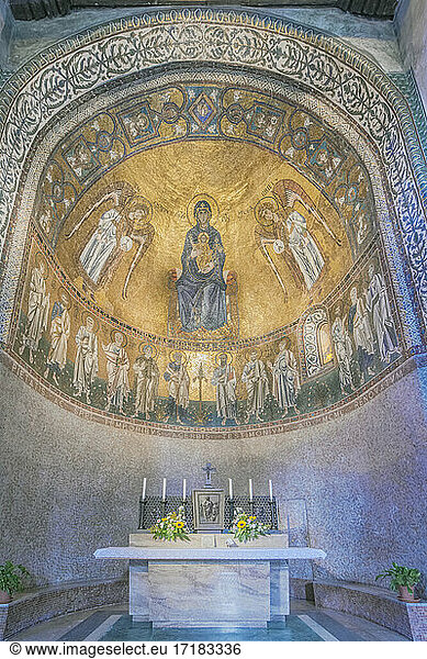 Niedriger Blickwinkel auf die Kuppel der Kathedrale von Triest  Italien.